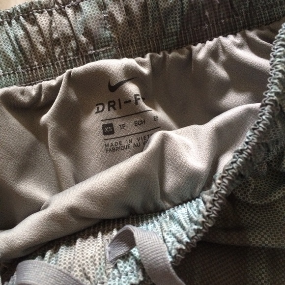 Nike Tempo Shorts - Picture 2 of 2