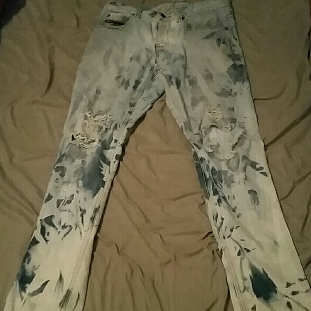 Men's bleached distress jeans