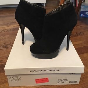 Steve Madden Chelseey Black Suede Booties