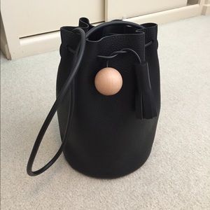 NWT! Building Block bucket bag in pebbled black