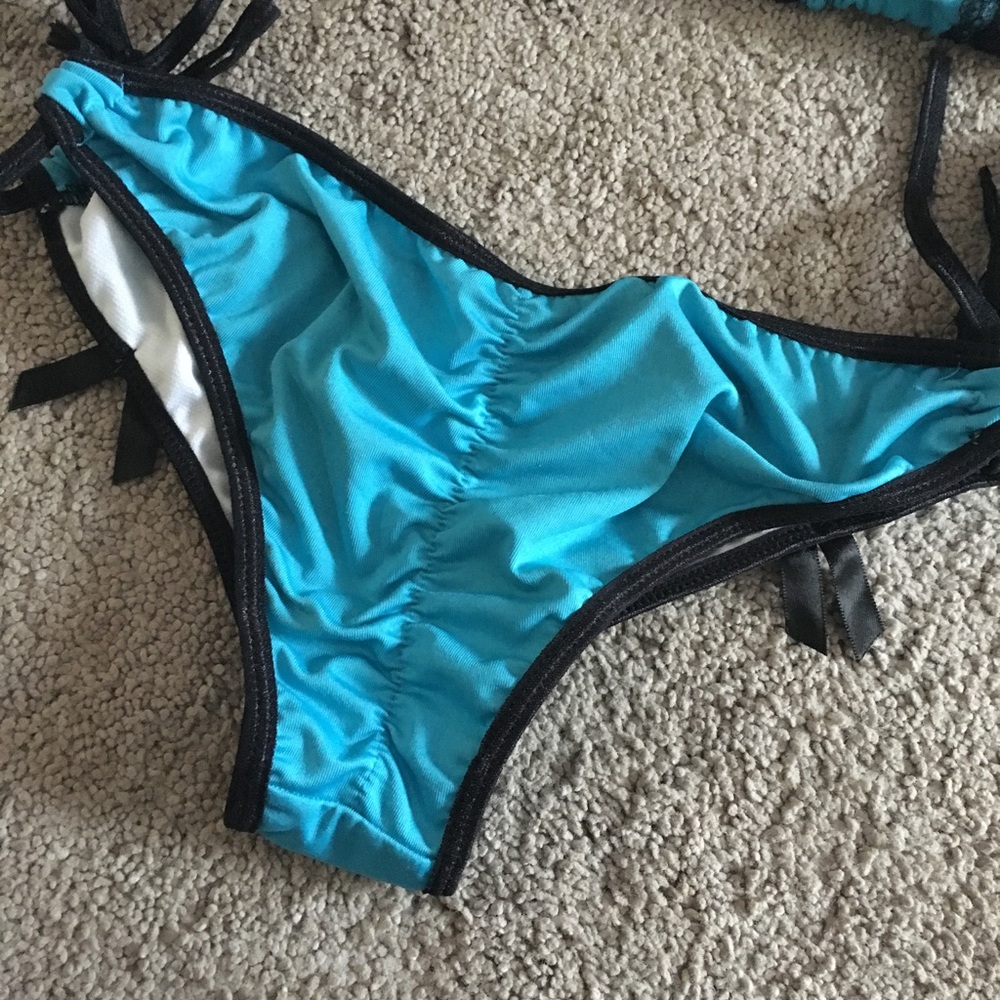 Bikini - Picture 2 of 2