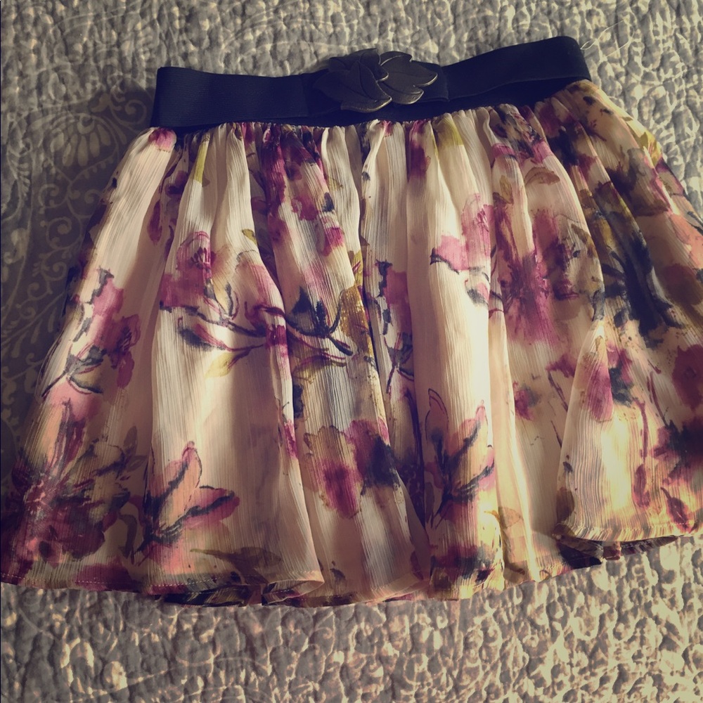 Floral/ Flowy skirt with belt!