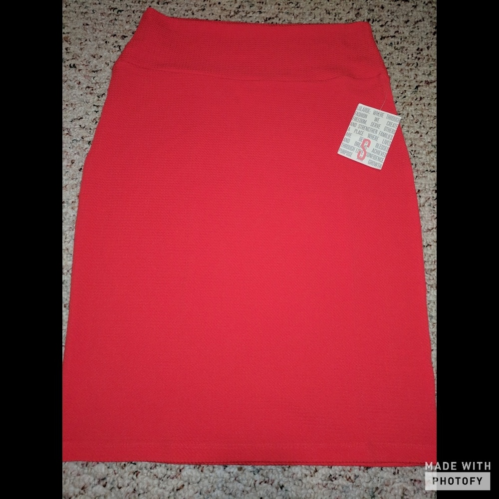 NWT/ SZ SMALL/ LULAROE SOLID RED CASSIE SKIRT!