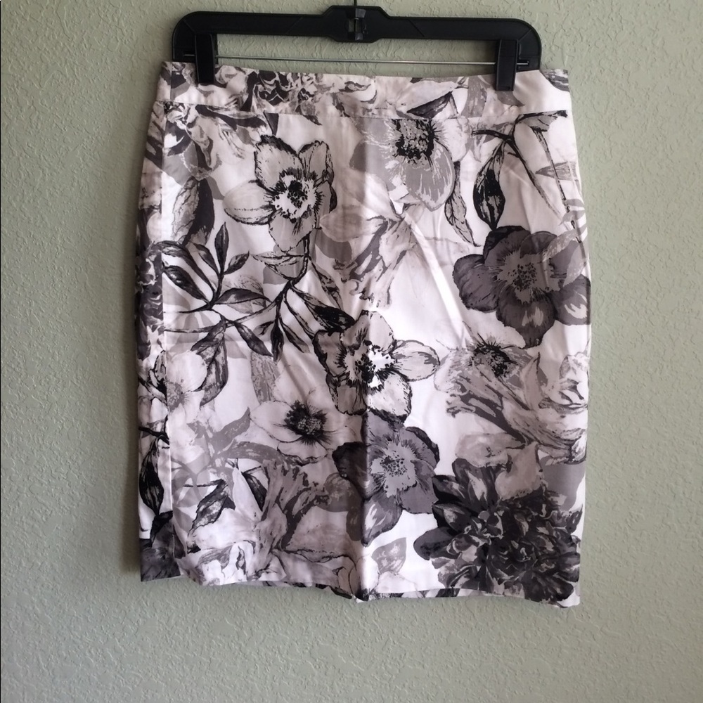 Van huesen pencil skirt. Size 8.
