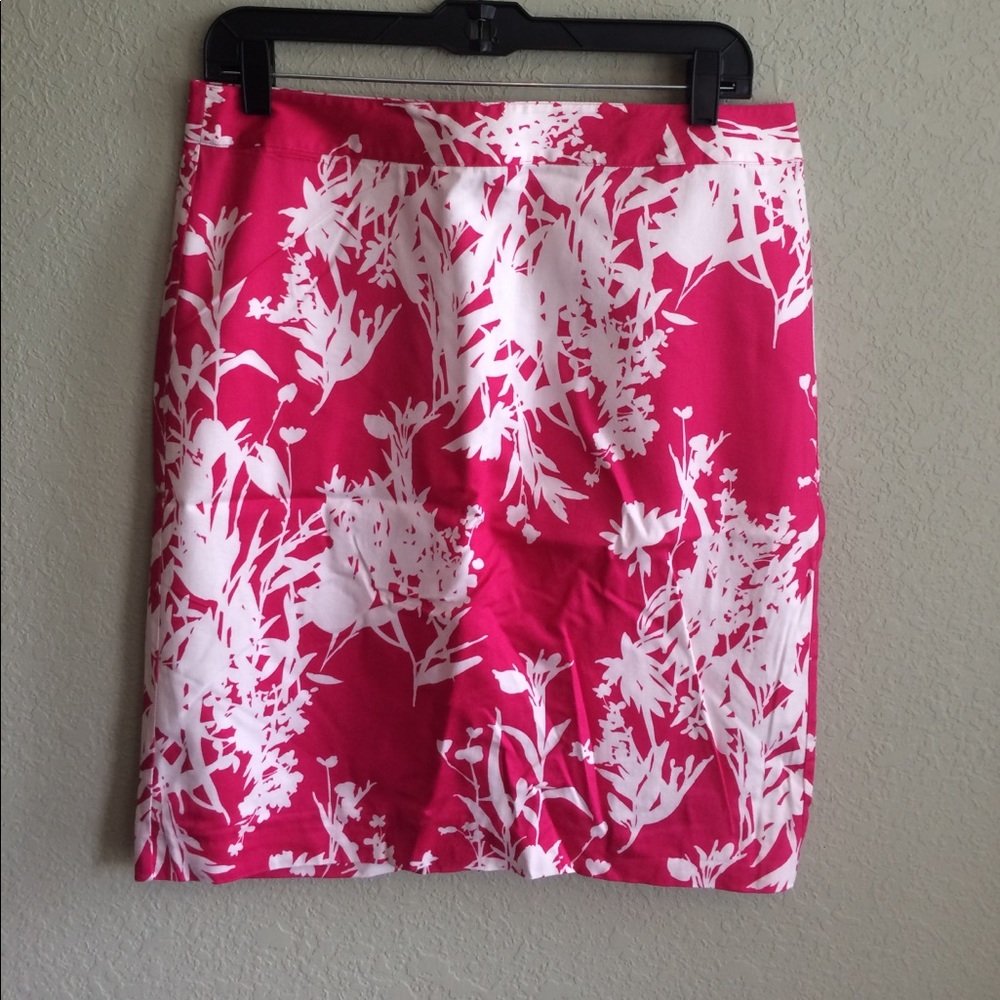 Pink and white van heusen pencil skirt. Size 8.