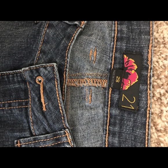 Tapered leg jeans - Picture 2 of 3