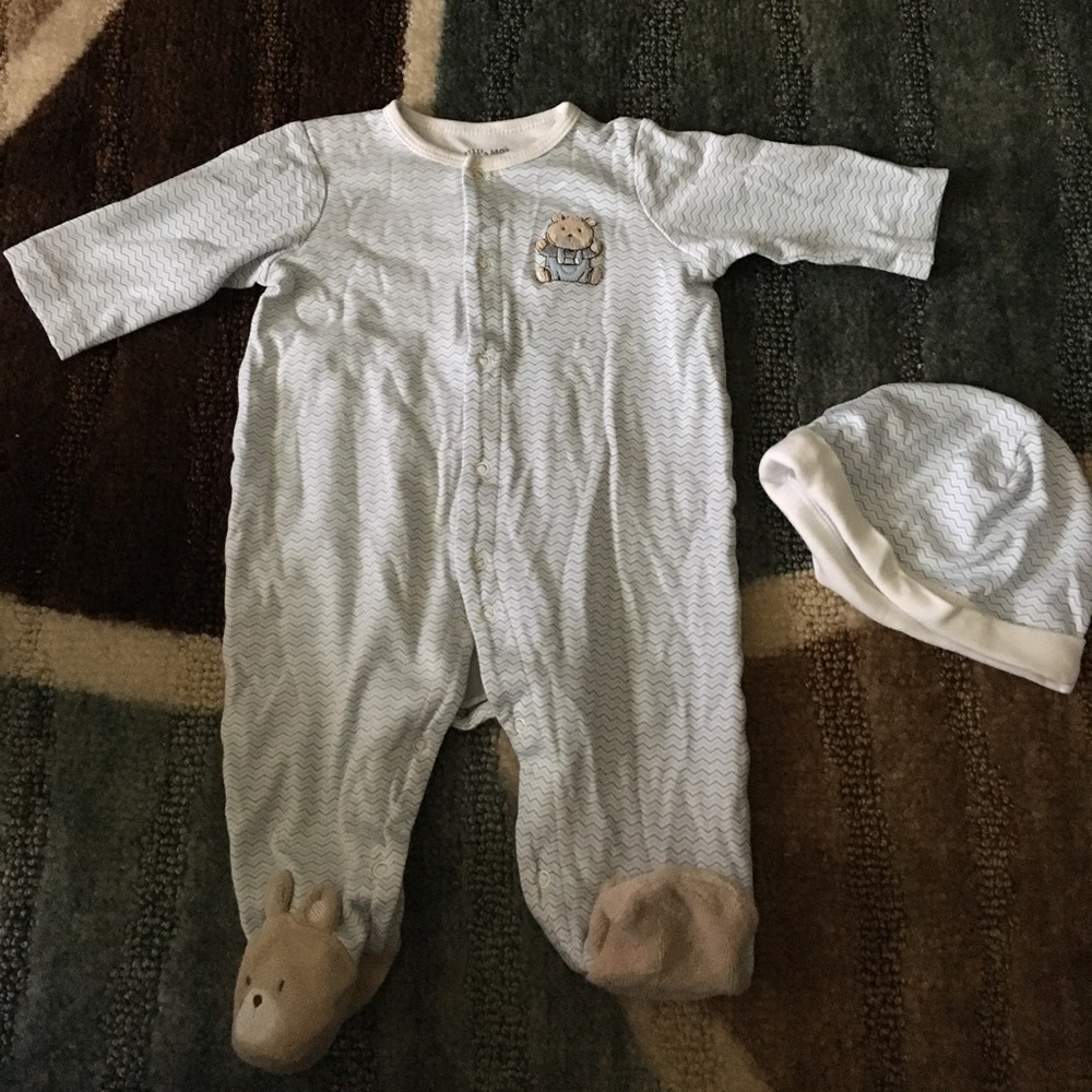 Footed sleeper w/ hat.