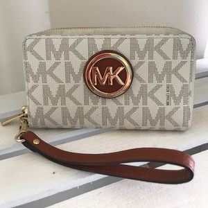 ⭐️ Michael Kors Wristlet ⭐️