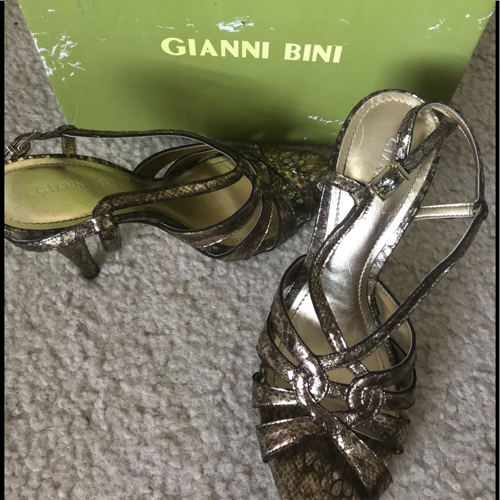 Gianni Bini snake print heel