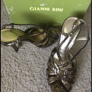 Gianni Bini snake print heel