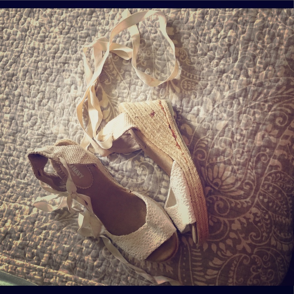 White and cream tie wedges