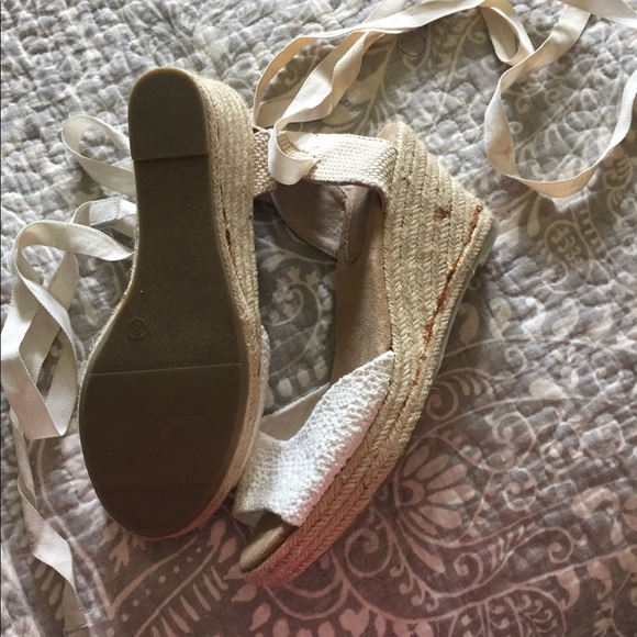 White and cream tie wedges - Picture 2 of 2