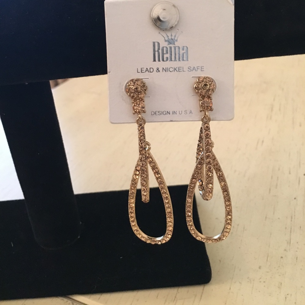 Gold colored earrings (pierced)