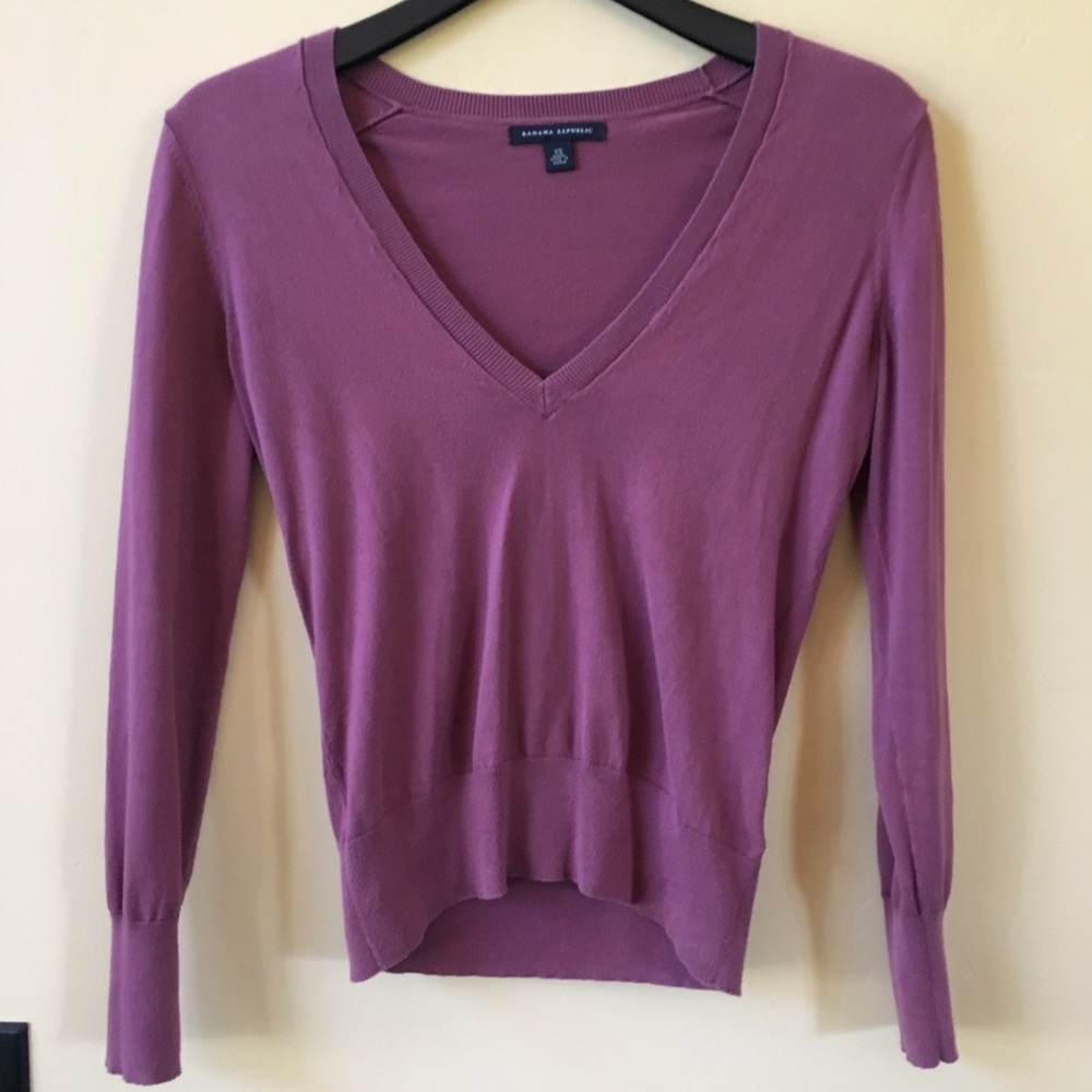 🌸Banana republic mauve v neck sweater🌸