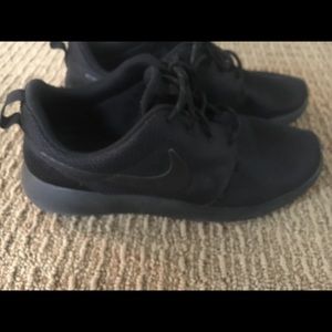 Black nike Roshe runs