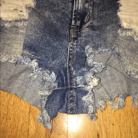 High wasted distressed denim shorts - Picture 2 of 4