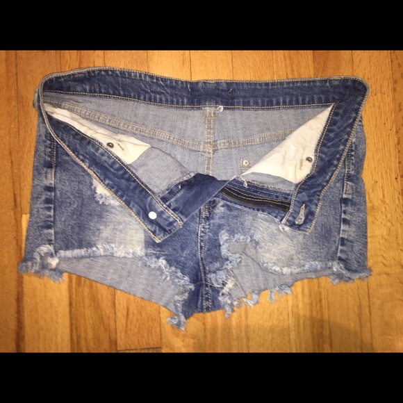 High wasted distressed denim shorts - Picture 3 of 4