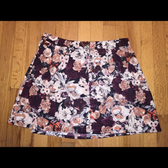 Floral skater style skirt. - Picture 3 of 4