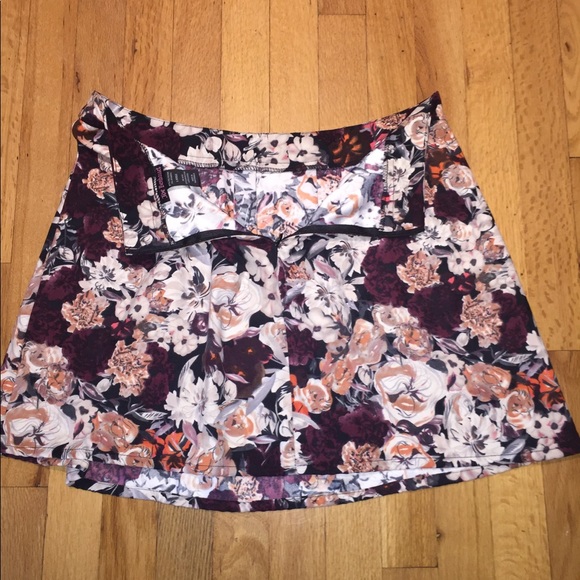 Floral skater style skirt. - Picture 4 of 4