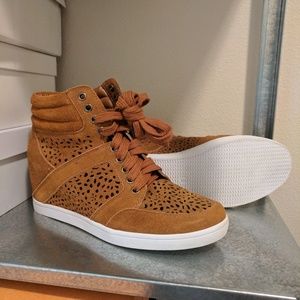Deena & Ozzy lasercut hidden wedge hightop sneaker