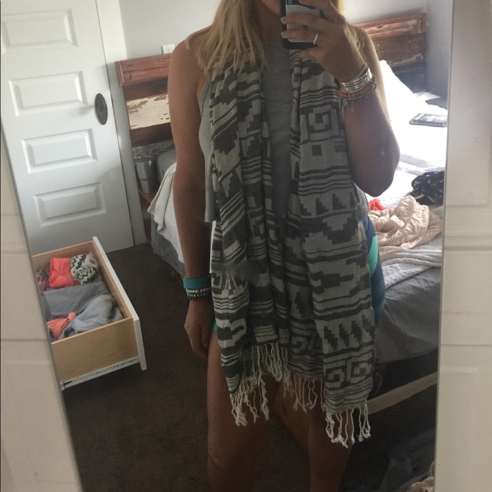 Dark and light grey patterned scarf