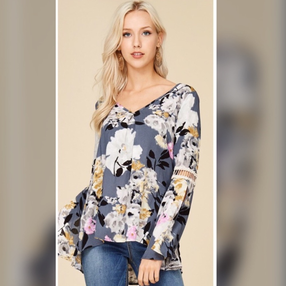 LAST 2! 💕Floral slit Bell Sleeve Tunic - Picture 5 of 7