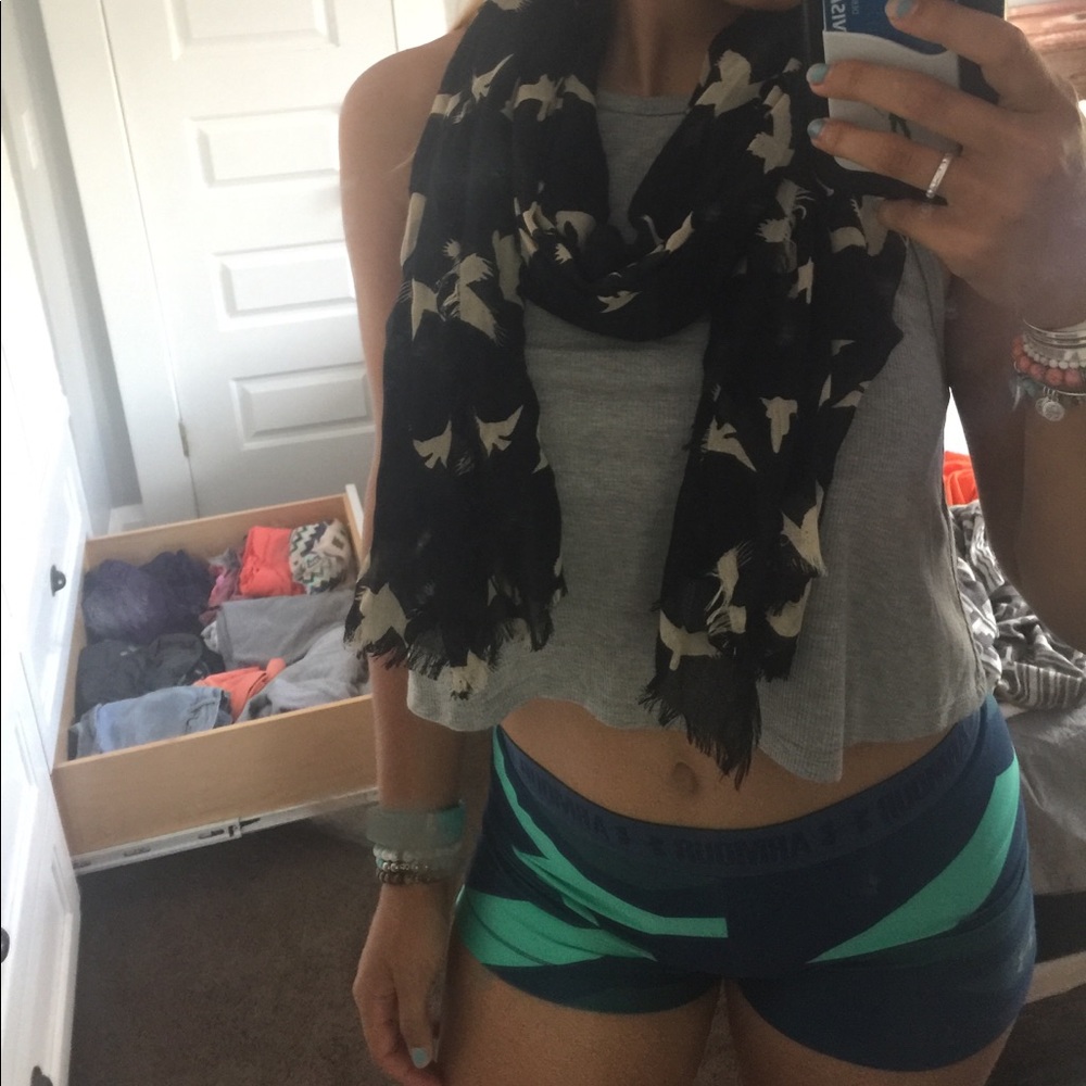 Black scarf with white bird pattern - Picture 2 of 3