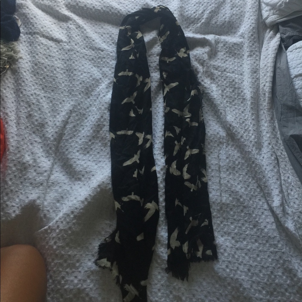 Black scarf with white bird pattern - Picture 3 of 3