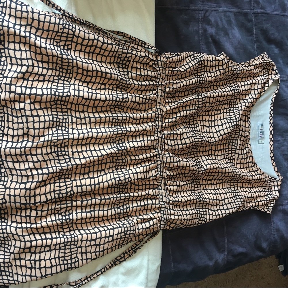 Knee length loose fitting dress with waist cinch