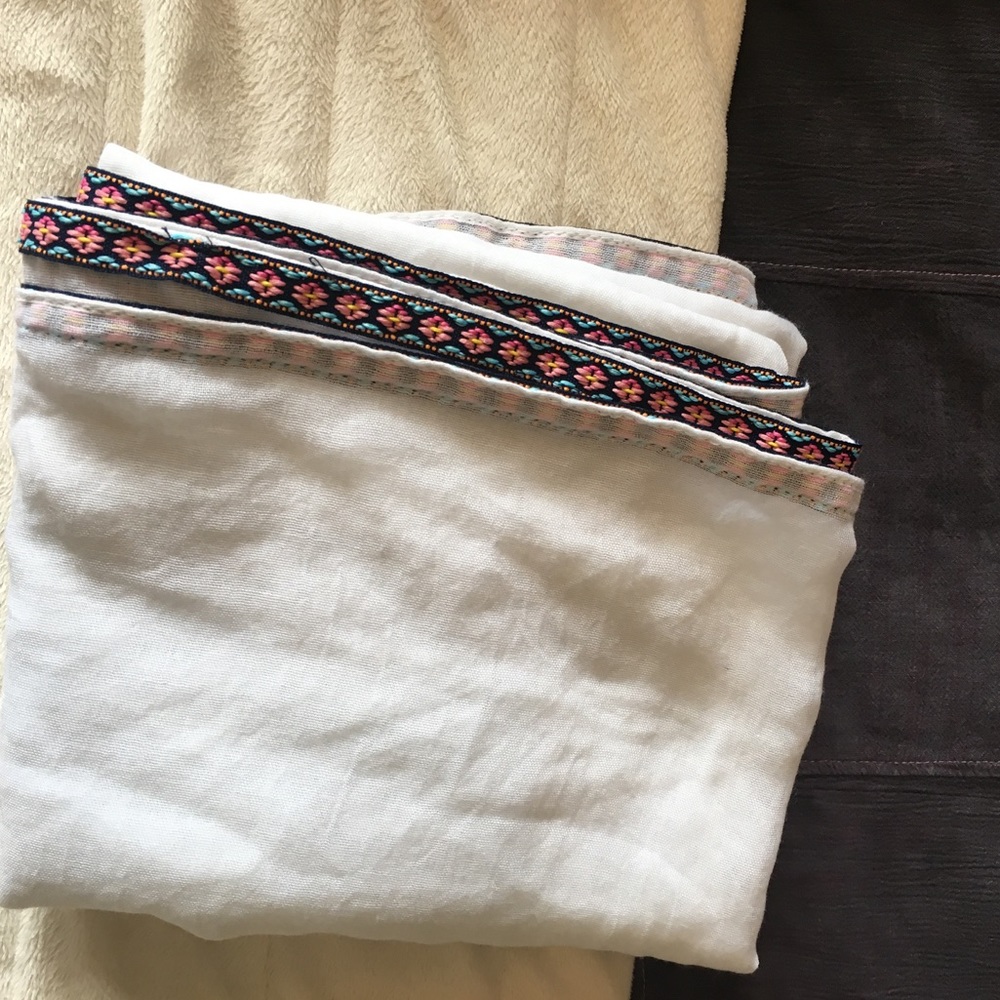 Loop scarf with side embroidery