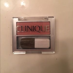 Clinque Soft Pressed Powder Blush in New Clover