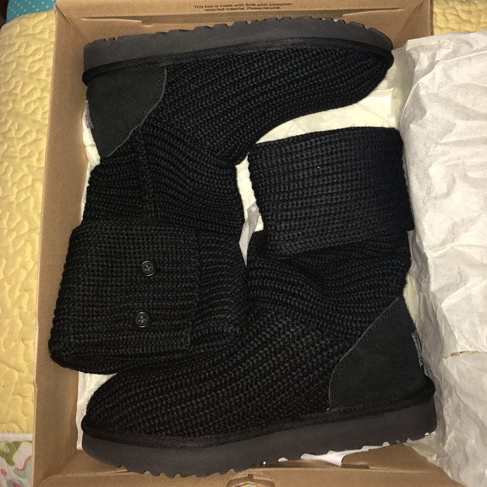 Size 9 never worn uggs in the style Cardy