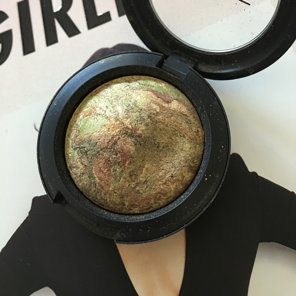 MAC Mineralize Eye Shadow in Tectonic