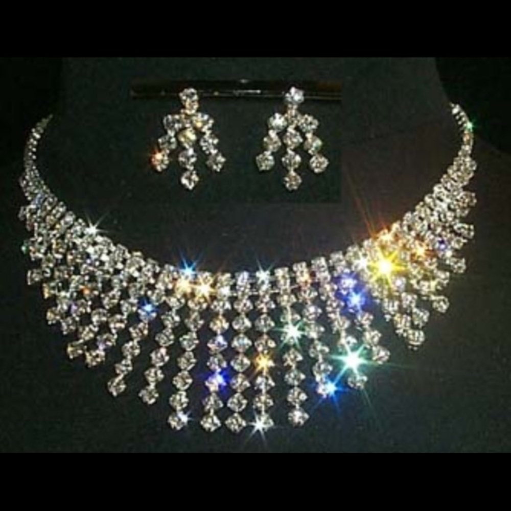 MUST SEE**Beautiful Rhinestone Necklace w Earrings