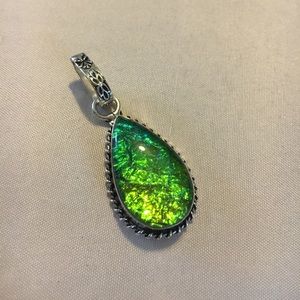 WELLO OPAL PENDANT