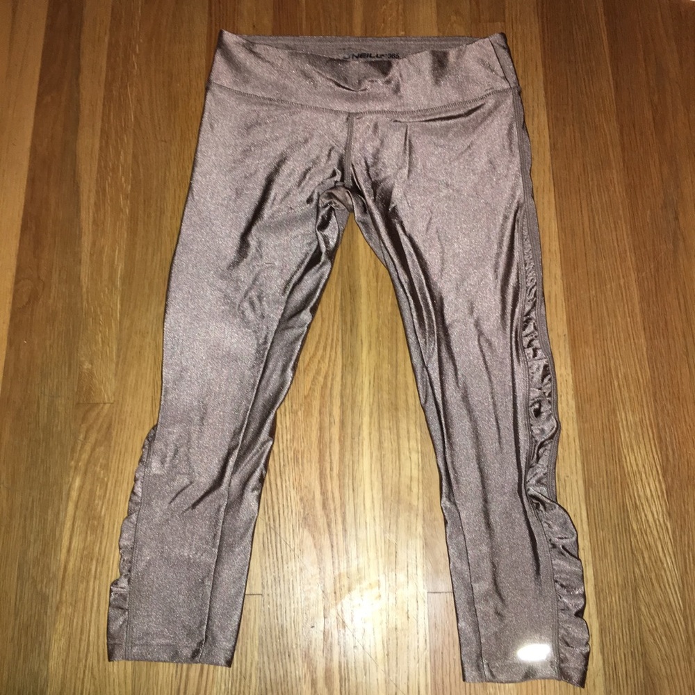 Shiny cropped leggings with rushing detail