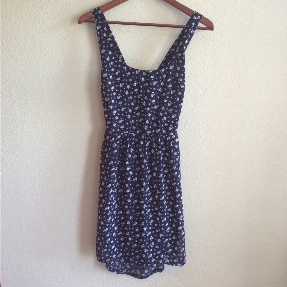Floral open back dress. Size M.
