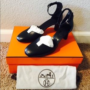 HERMES LEATHER ROUND-TOE PUMPS W/TAGS