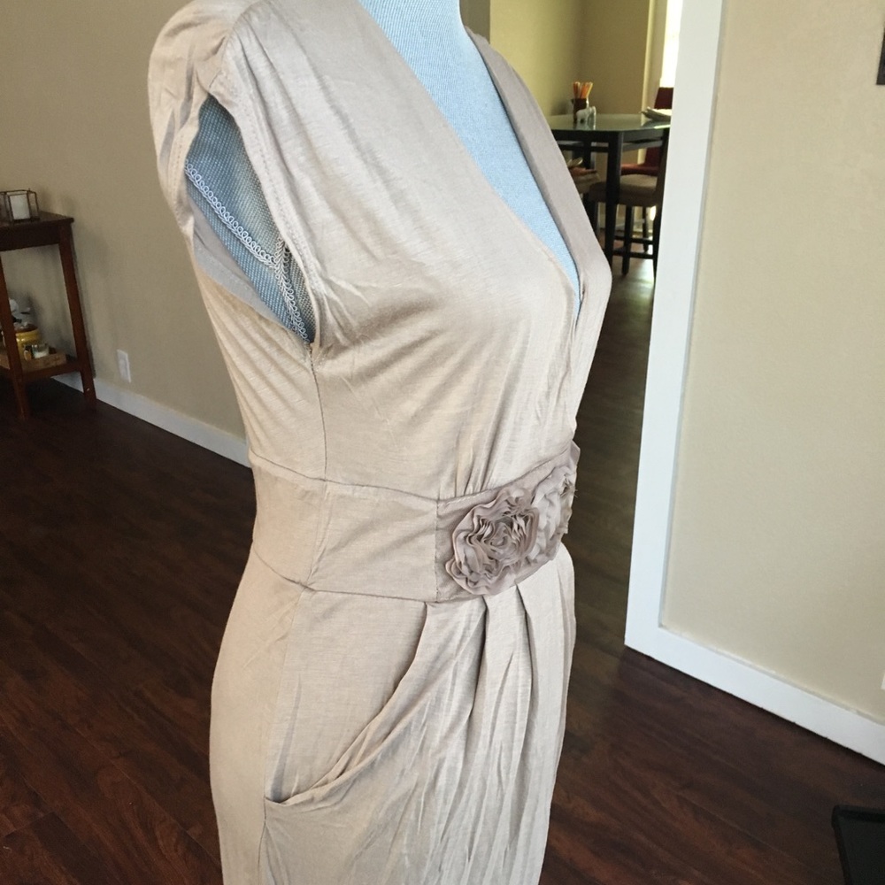 🤑Tan deep v neck dress////SIMPLE YET CHIC/////