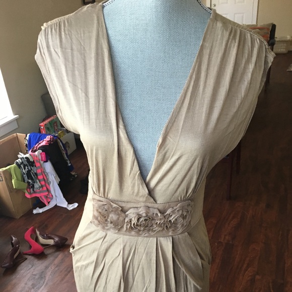 🤑Tan deep v neck dress////SIMPLE YET CHIC///// - Picture 2 of 3