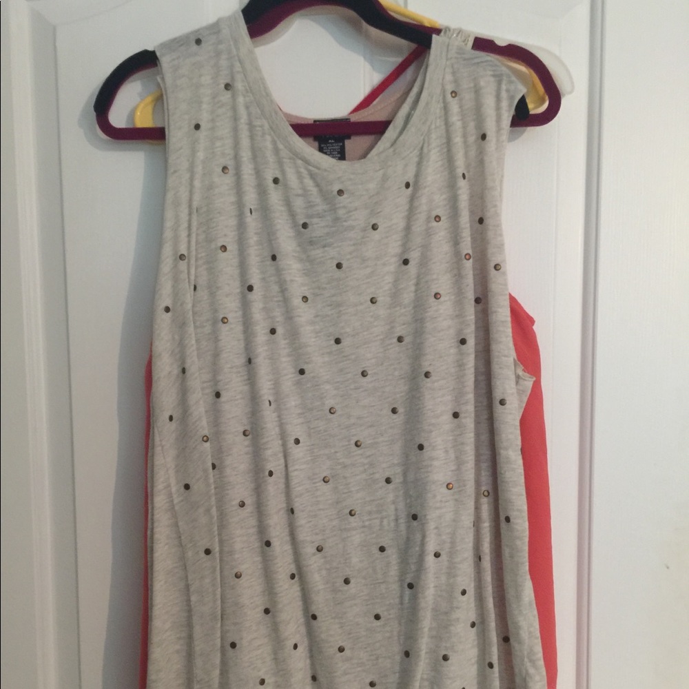 No-sleeve blouse with bronze buttons/polkadots