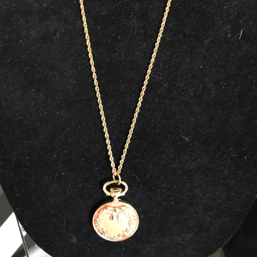 Joan Rivers long necklace 371/2" long.