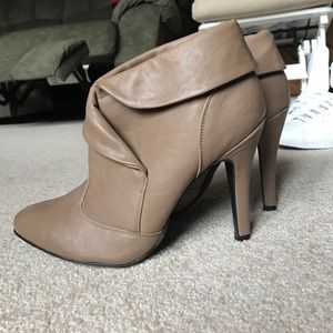 Beige/tan heels