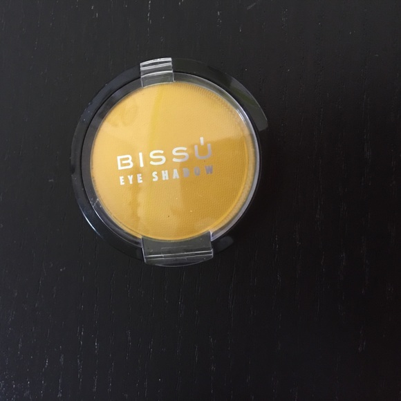 Yellow eyeshadow - Picture 1 of 4