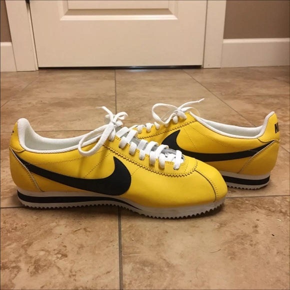 Nike Tennis Shoes - Picture 1 of 2