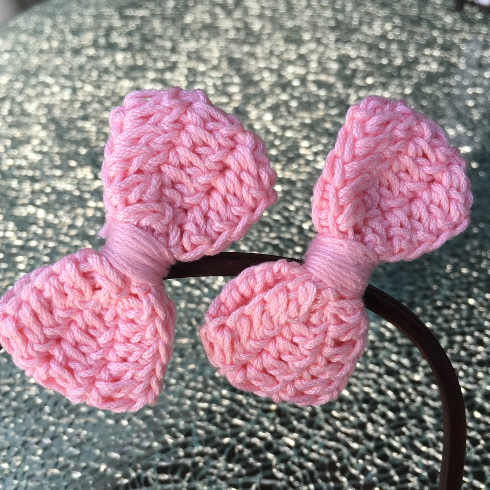 Knitted bow clips