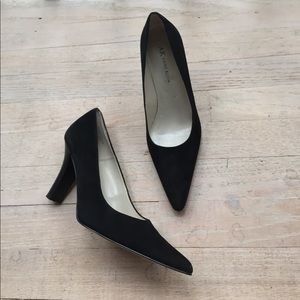 AK Anne Klein black suede pointed Heels!