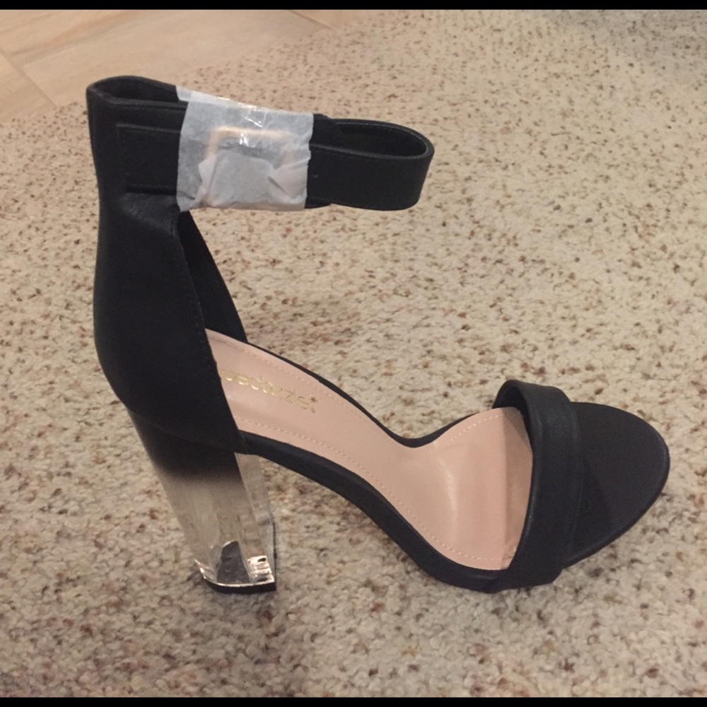 New with tags black pumps