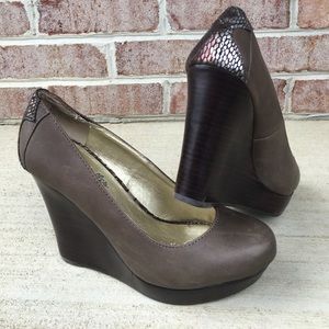 Seychelles Taupe Wedges w/ Iridescent Heel Size 6