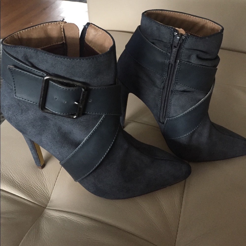 Brand New Michael Antonio suede booties